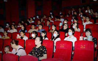 智慧家科教组织全体伙伴观看热血励志大片《长空之王》