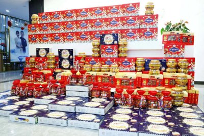 东方昱、东方女英老师为全体伙伴送年货，送祝福，携手并进2024！