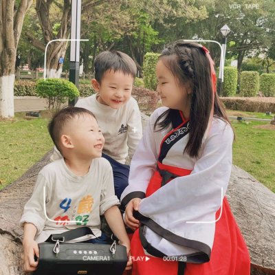 曾因发言困扰的小女孩如今为何有勇气在校园礼堂上发表演讲？